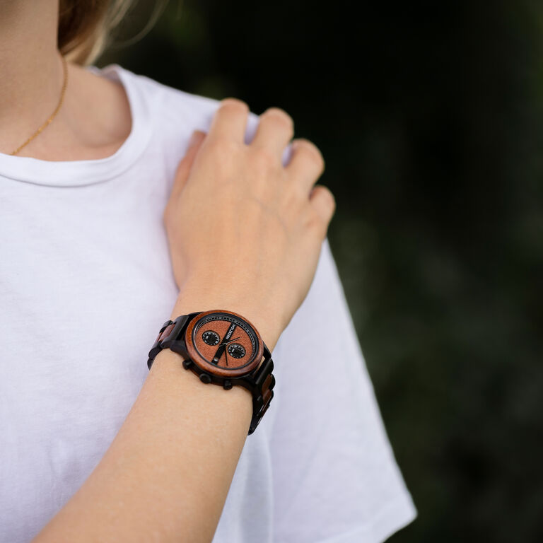 &quot;Golden Gate&quot; wood and metal watch featuring mahogany and sandstone tones, elegant and modern design.