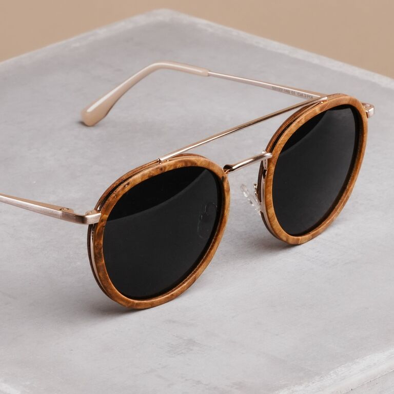 &quot;The Enchanting&quot; Sonnenbrille mit Rahmen aus Zimtholz und mattgoldenen Akzenten, im stilvollen runden Design.