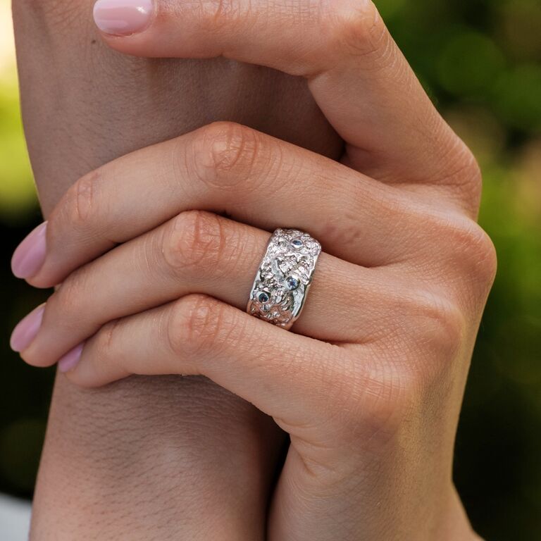 "Silverstream Ring", ein mit Topassteinen verzierter Silberring mit einem komplizierten strukturierten Design.