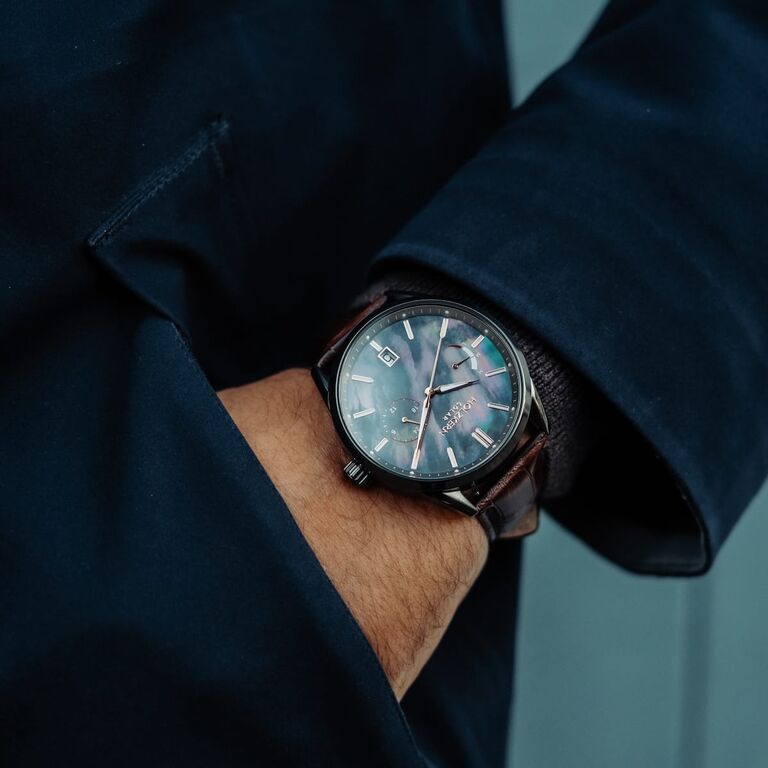 Substantial (Nacre/Dark Grey)