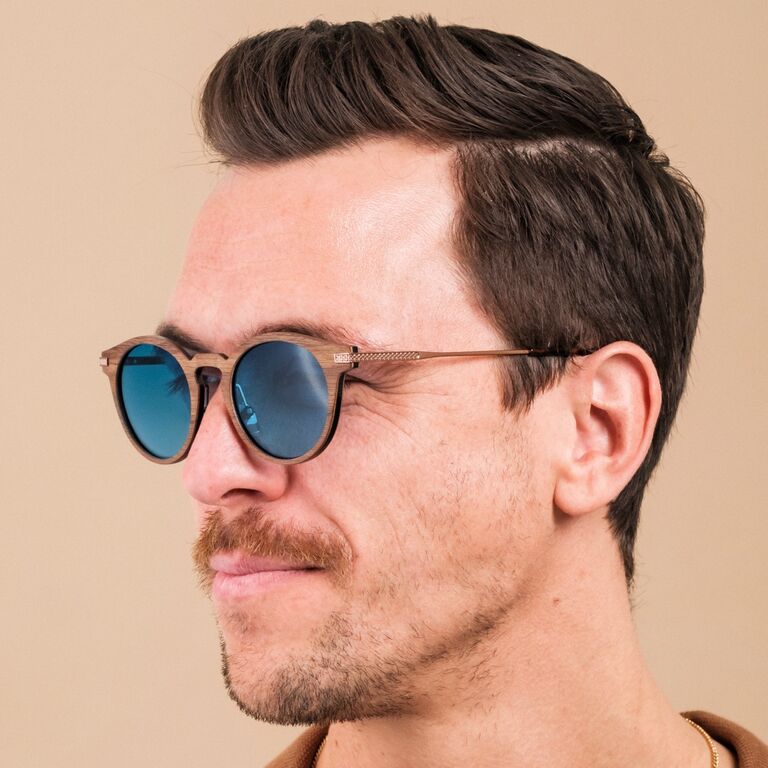 &quot;The Maverick&quot; Sonnenbrille mit Rahmen aus Walnussholz und Akzenten in Bronze, mit stilvollem, minimalistischem Design.